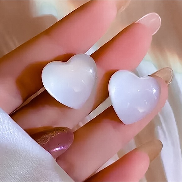 🔵𝟲𝟱%𝗢𝗙𝗙 𝗯𝘂𝗻𝗱𝗹𝗲𝘀 𝟯+🔵 NEW Large White Heart Acrylic Stud Earrings - Picture 5 of 10